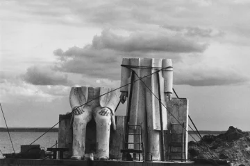 Das Denkmal – The Monument © Nachlass Sibylle Bergemann / OSTKREUZ. Courtesy Loock Galerie